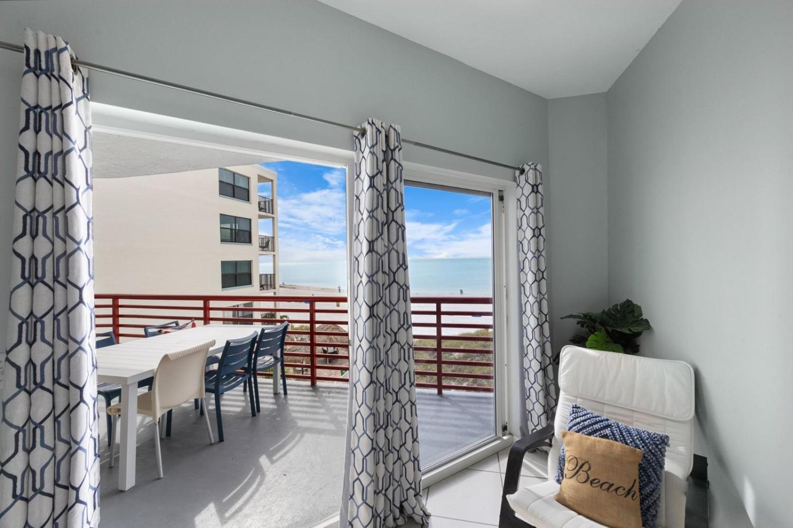 301 Crimson Condos St. Pete Beach Bagian luar foto